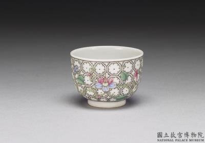 图片[2]-Wine cup in falangcai enamels on white ground with painted pattern of flower brocade. Qing dynasty, Qianlong reign, 1741-China Archive